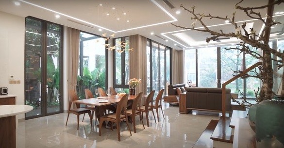 
Không gian mở rộng từ phòng khách trải dài qua phòng ăn cùng với phòng bếp kết hợp với các cửa kính để có thể tận dụng được nguồn sáng tự nhiên

