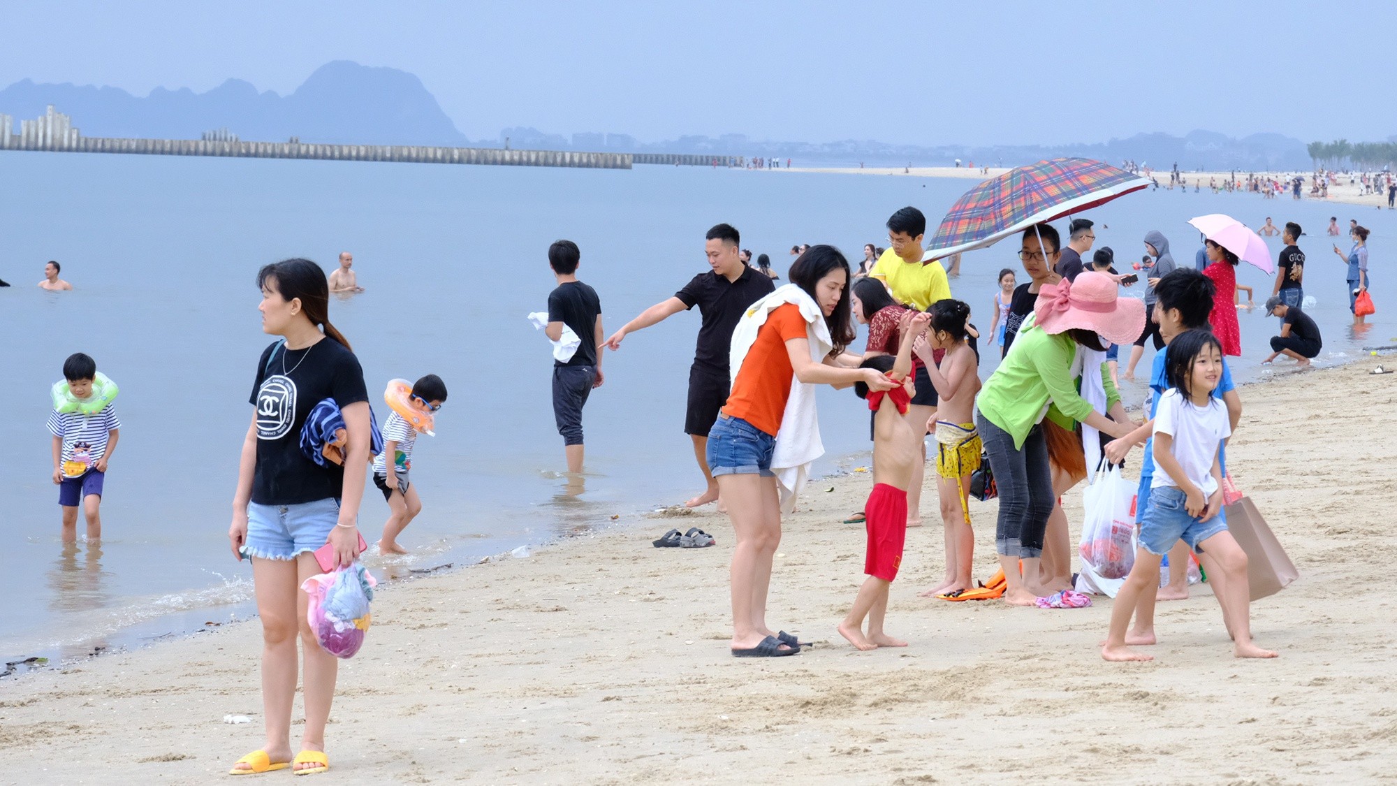 
Đông đảo du khách đổ về Quảng Ninh trong dịp lễ vừa qua
