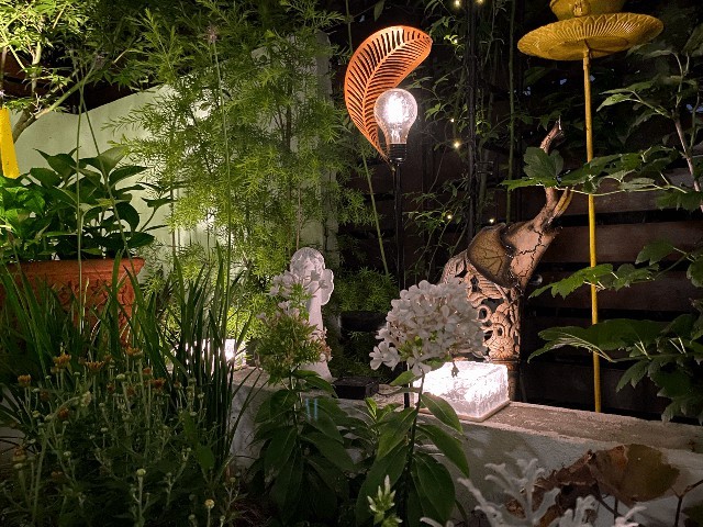 
Bóng đèn được thiết kế độc đáo tạo điểm nhấn cho khu vườn
