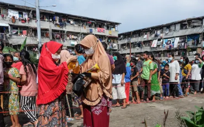 
Người dân xếp hàng dài chờ mua dầu ăn ở Palembang, Indonesia

