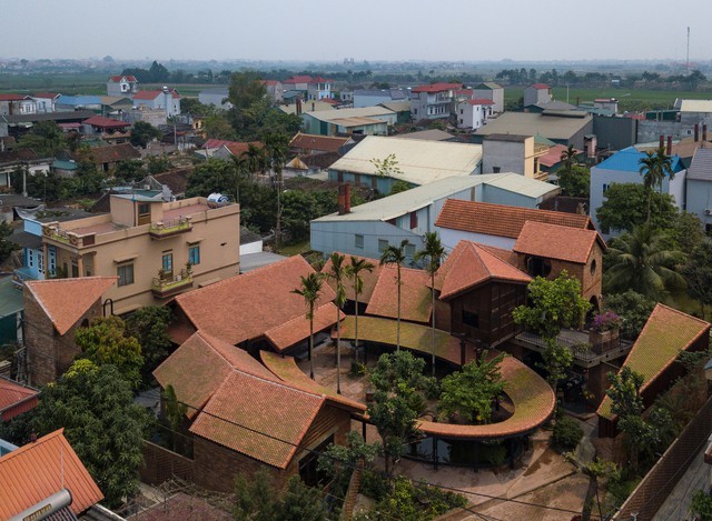 Cận cảnh ngôi nhà được xây thuần gạch - ngói nằm giữa làng cổ Hà Nội, khiến cho khách quan có được cảm giác như quay về thuở ấu thơ - ảnh 1