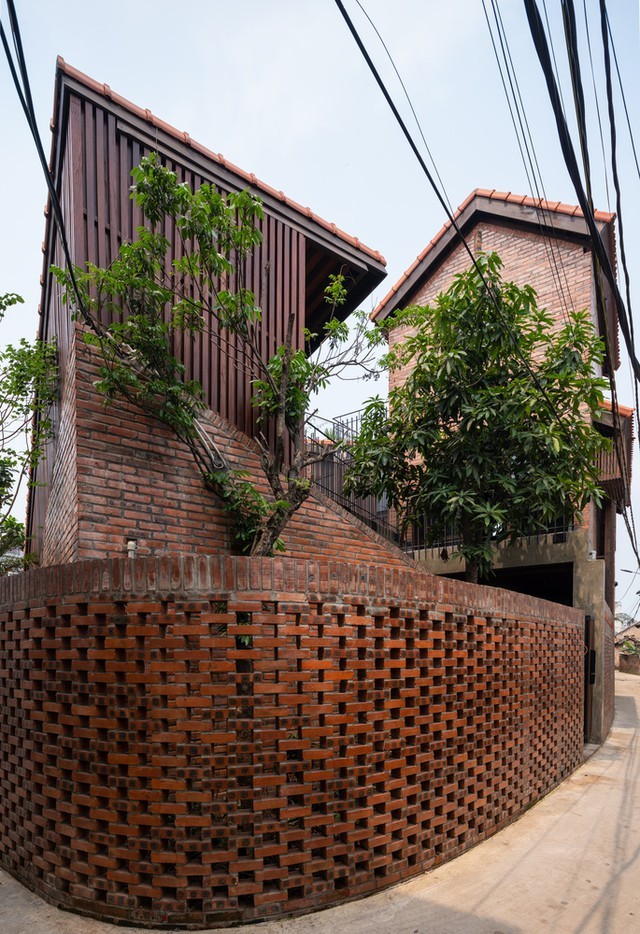 Cận cảnh ngôi nhà được xây thuần gạch - ngói nằm giữa làng cổ Hà Nội, khiến cho khách quan có được cảm giác như quay về thuở ấu thơ - ảnh 17