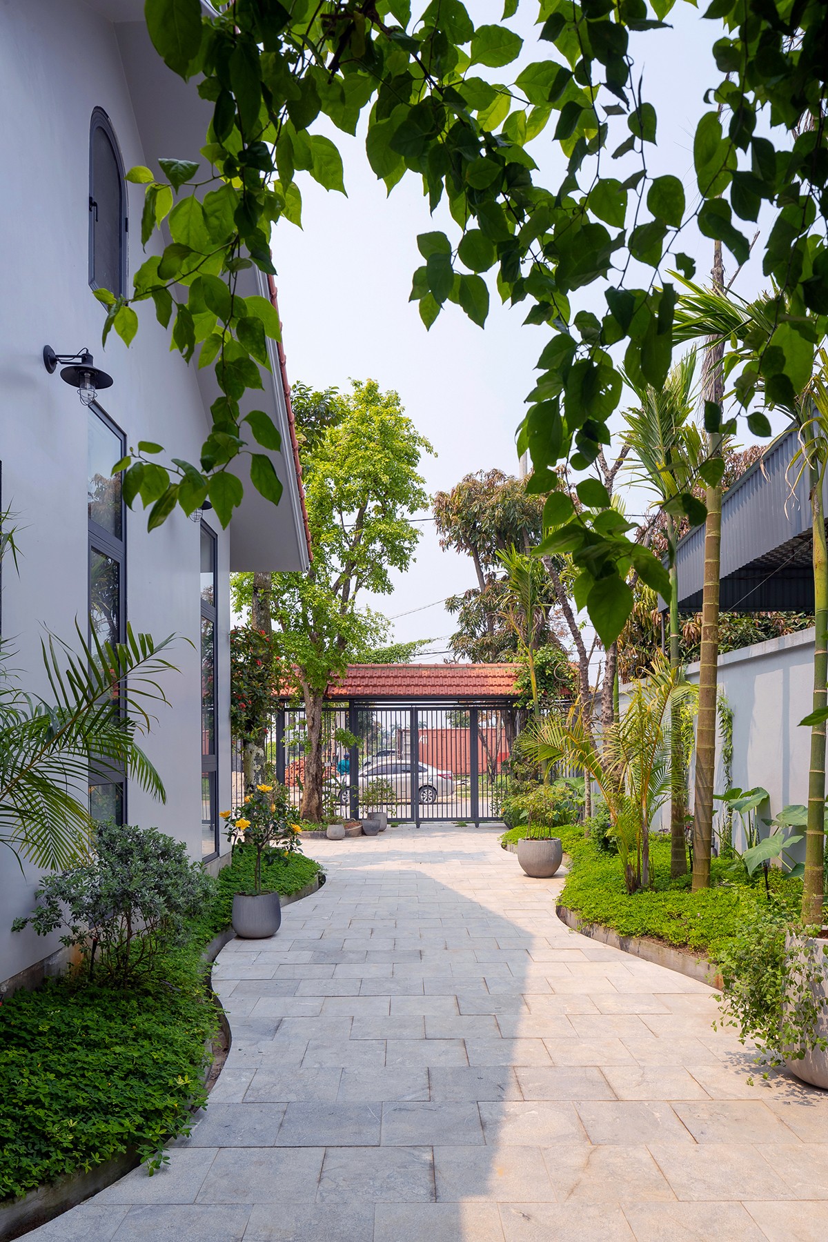 
Khoảng sân vườn uốn lượn như đường làng Việt
