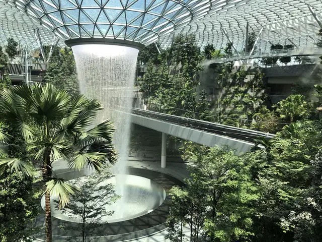 
Cận cảnh thác nước tại sân bay Changi. Ảnh: Vogue
