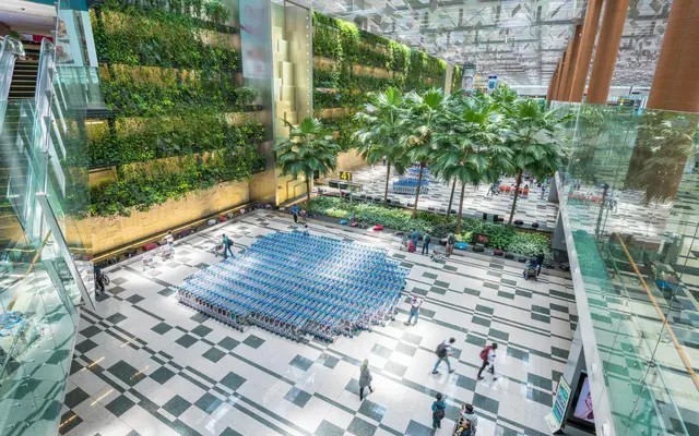 
Sân bay Changi được đánh giá cao về độ sạch sẽ, dịch vụ hỗ trợ, thái độ của nhân viên, xử lý an ninh, mua sắm, giao hành lý, nhập cư và các tiện nghi giải trí khác. Ảnh: Travel + Leisure
