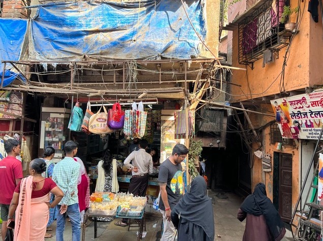 
Cuộc sống bên trong Slum diễn ra bình thường như ngoài Slum. Họ vẫn có các cửa hàng tạp hóa phục vụ nhu cầu cơ bản với mức giá khá rẻ
