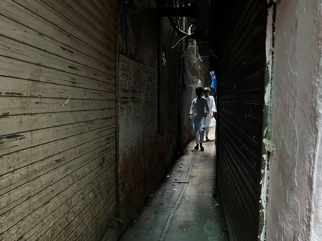 
Đường đi bên trong các Slum, nối các căn nhà, thường nhỏ hẹp và thiếu ánh sáng. Ảnh này đã được chỉnh kéo sáng để thấy các chi tiết
