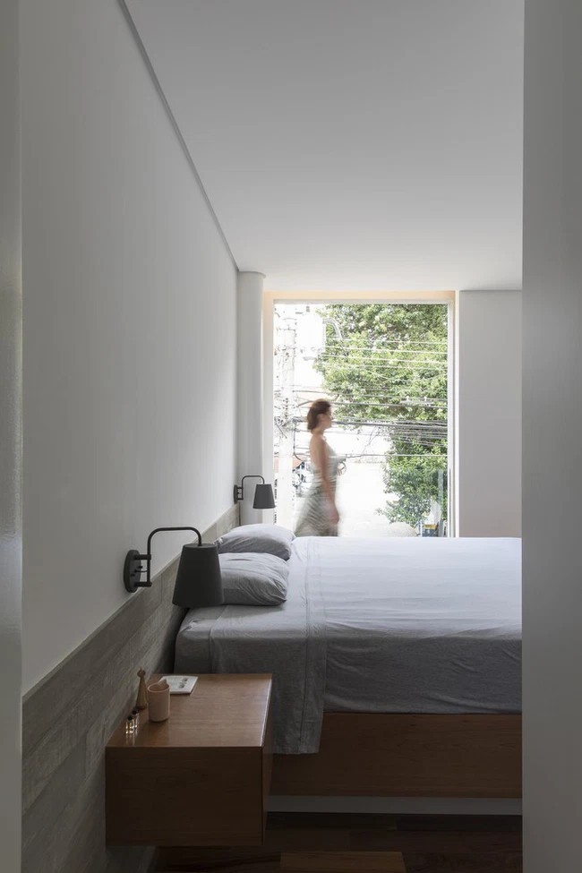 
Phòng ngủ được thiết thiết kế đơn giản, nội thất bên trong được làm chủ yếu từ gỗ
