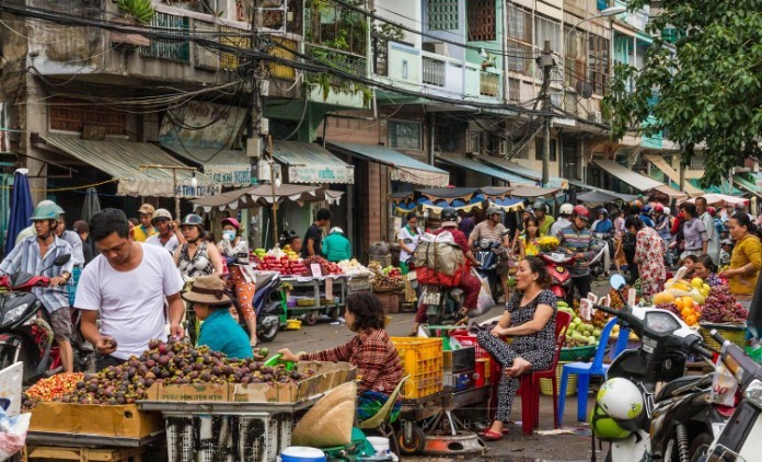Các khu chợ hay cửa hàng tạp hóa thực tế vẫn đóng góp một phần không nhỏ vào tổng doanh thu của đất nước