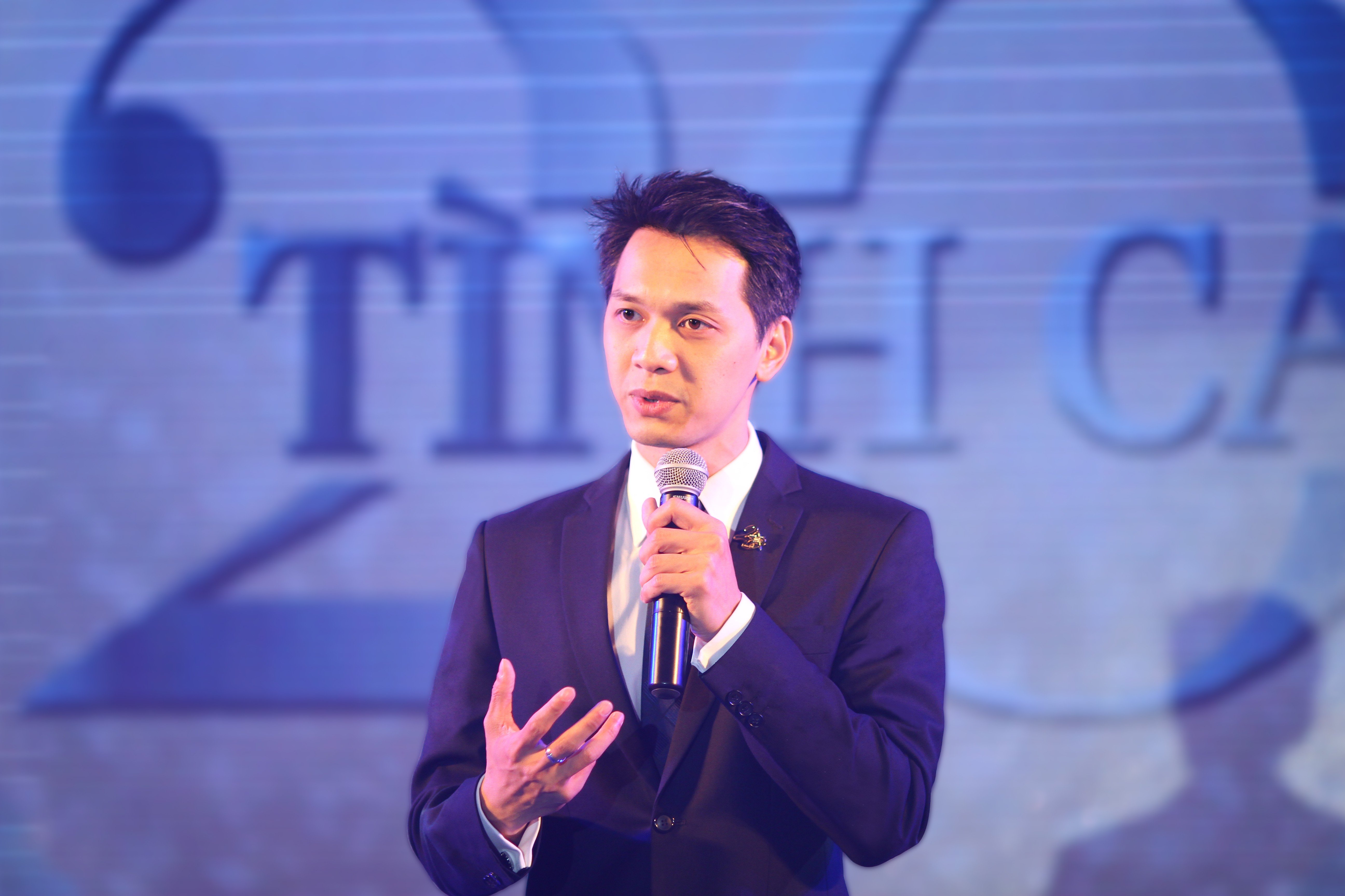 
Ngồi lên vị trí “ghế nóng” khi mới 34 tuổi, ông Trần Hùng Huy trở thành vị chủ tịch ngân hàng trẻ nhất tại Việt Nam và là vị chủ tịch ngân hàng đầu tiên kế nghiệp cha của mình
