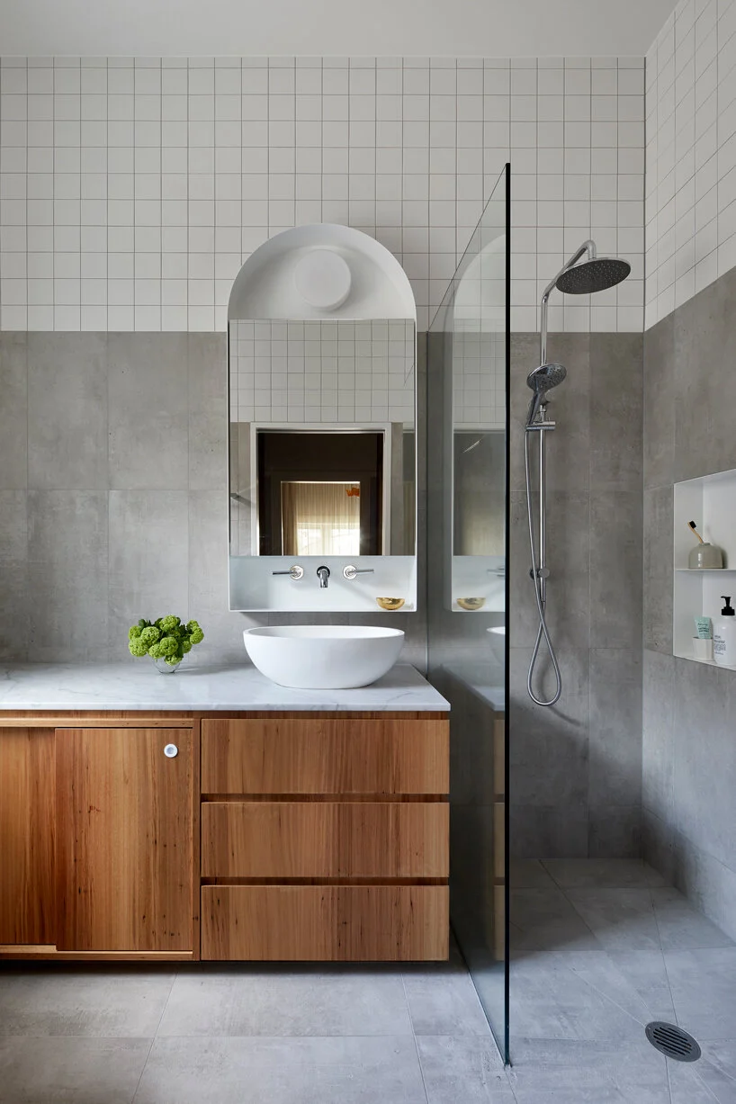 
Không gian phòng tắm nhà bạn sẽ trở nên thoáng sáng hơn rất nhiều nếu biết cách điều chỉnh vị trí đặt gương sao cho hợp lý (Ảnh: Deco House)
