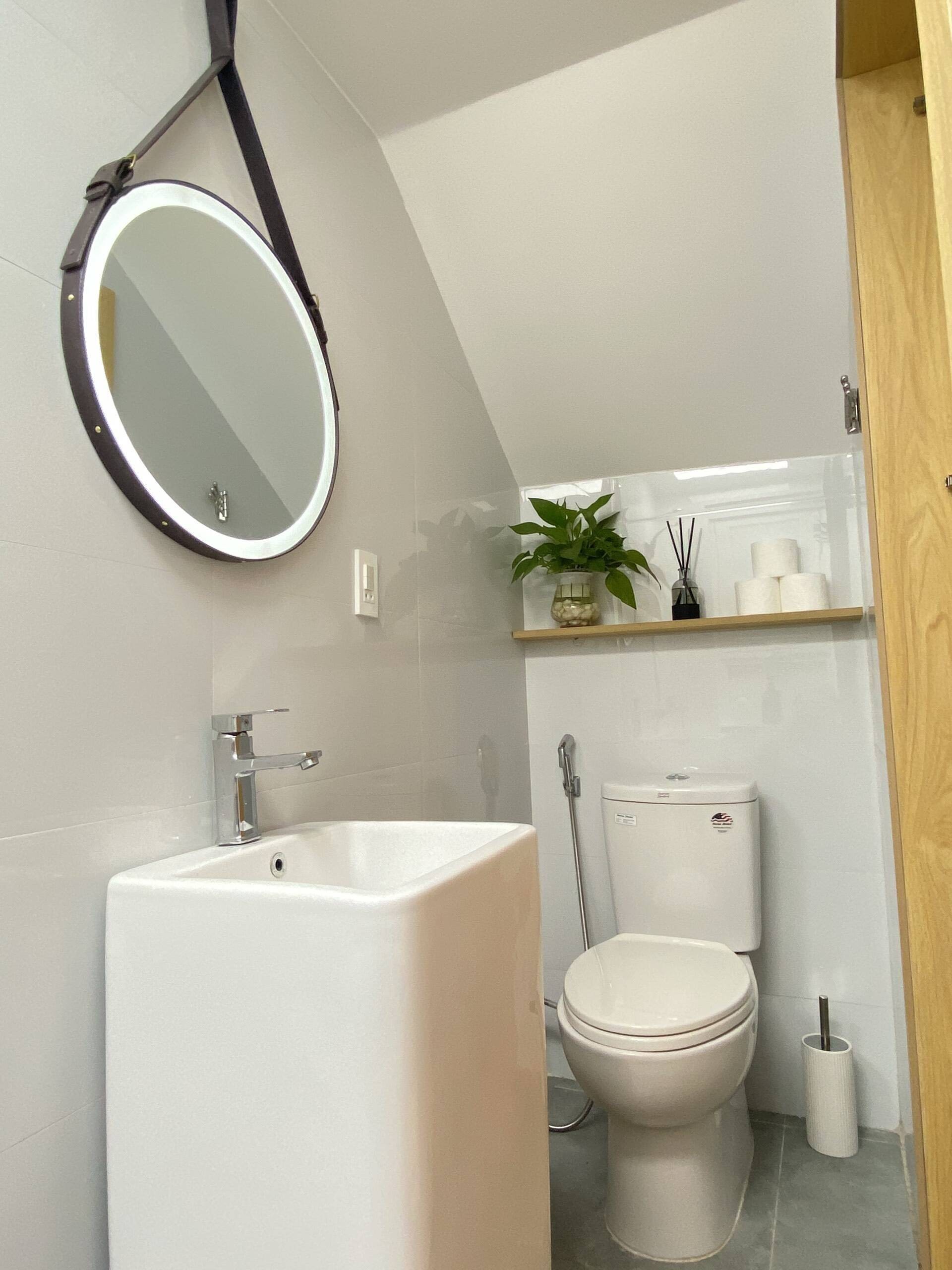 
Dùng các loại gạch có tông màu sáng là phương án được đưa ra để giúp phòng tắm chật hẹp có cảm giác rộng rãi hơn ( Ảnh: Nhà Hải Phòng)
