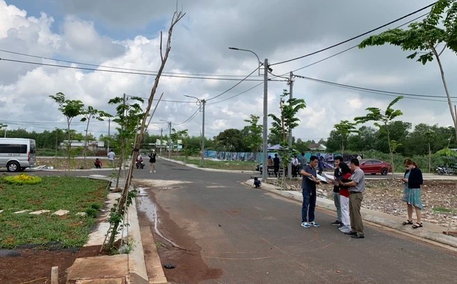 
"Đu" theo sóng đất Đà Nẵng, Quảng Nam rồi "chết kẹt" trầy trật tìm cách thoát hàng. Ảnh minh họa
