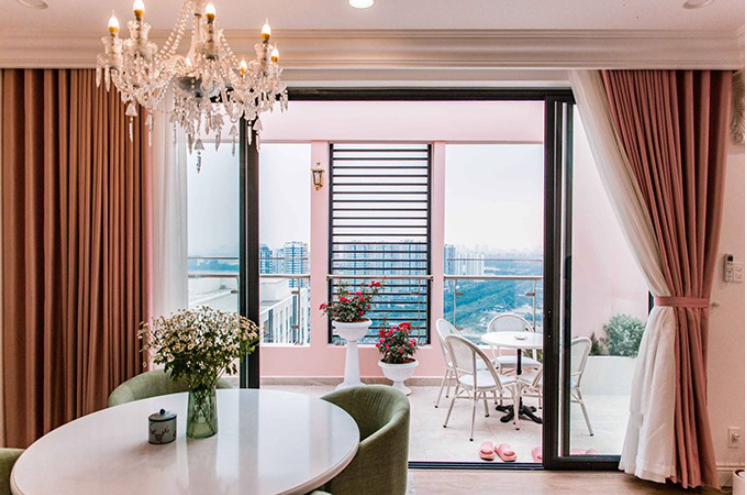 
Căn penthouse này mang phong cách Hy Lạp cổ và Morocco với tông hồng chủ đạo
