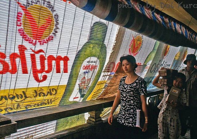 
Quang cảnh tại hàng lang tầng hai của chợ Bình Tây năm 1966. Nguồn ảnh: Doi Kuro
