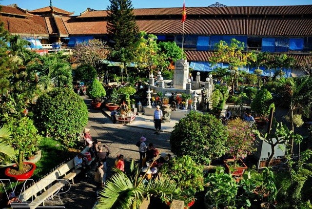 
Chợ Bình Tây cũng là chợ đặc biệt tại Sài Gòn khi có khoảng sân rộng rãi trồng cây xanh ngay giữa lòng chợ, tại đây cũng có cột cờ trước đây là tượng thờ ông Quách Đàm

