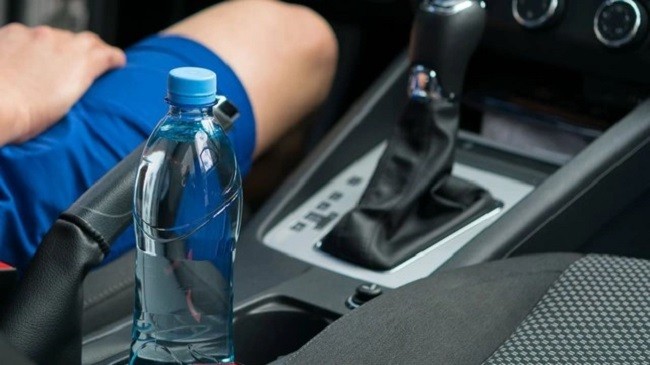 
Để chai nước trên xe để thu hút may mắn
