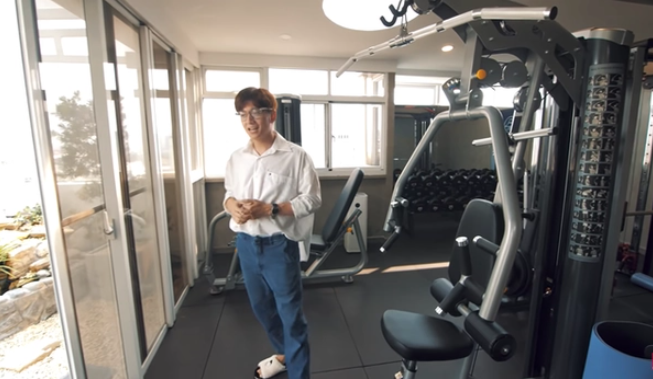 
Ngô Kiến Huy còn tiết kế hẳn phòng tập gym tại gia với đầy đủ máy móc như tại phòng tập chuyên nghiệp
