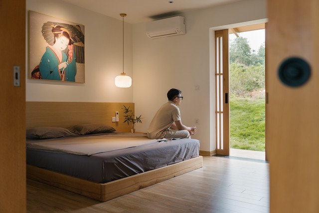 
Phòng ngủ master luôn thoáng sáng nhờ hệ cửa kính nhưng vẫn đảm bảo được sự riêng tư nhờ hệ rèm và hàng trúc trồng trước cửa
