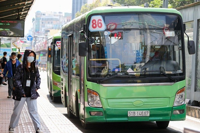 
Đi lại bằng xe buýt hạn chế hiệu quả các tác động mưa nắng, gió bụi từ bên ngoài
