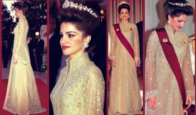 
Hoàng hậu Rania diện váy của Elie Saab trong lễ đăng quang vào năm 1999
