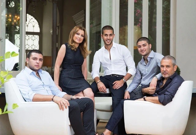 
Elie Saab cùng vợ và ba người con trai
