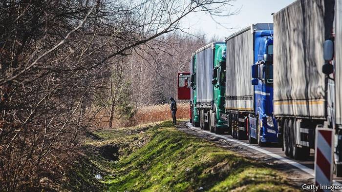 
&nbsp;Đoàn xe tải chở ngũ cốc của Ukraine chờ được thông quan vào EU
