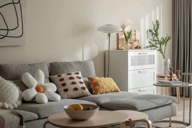 
Những chiếc gối tựa xinh xắn giúp bộ ghế sofa của phòng khách bớt nhàm chán
