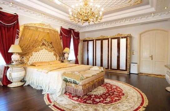 
Giường cỡ lớn được trang trí hết sức ấn tượng
