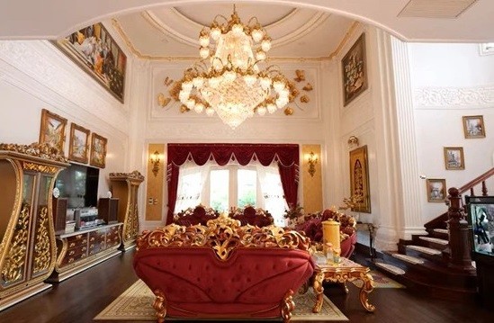 
Bộ sofa màu đỏ cỡ đại được đặt tại trung tâm của phòng khách
