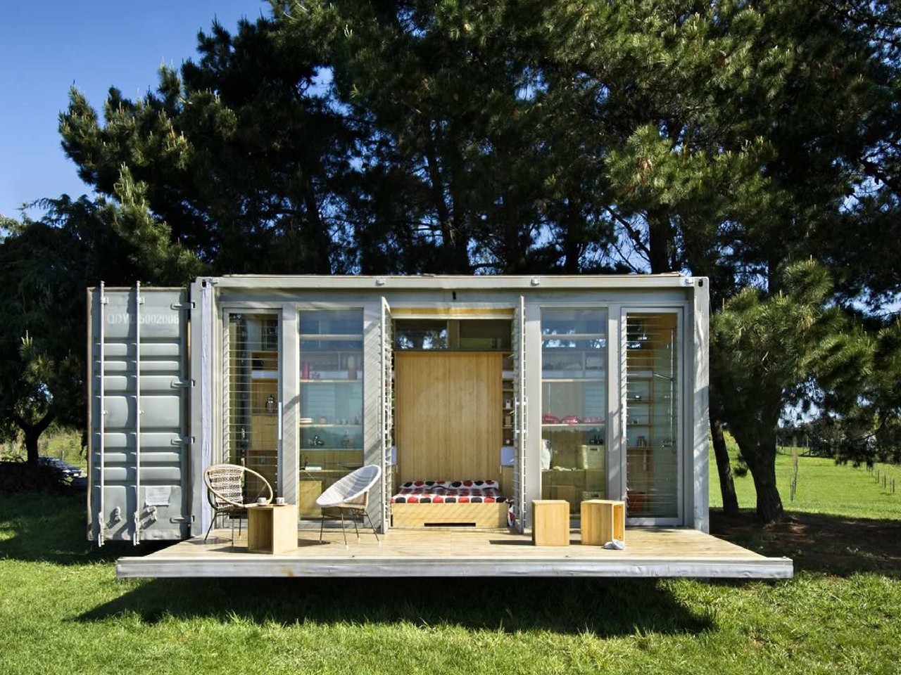 
Một ngôi nhà container nhỏ xinh giữa cánh đồng cỏ xanh
