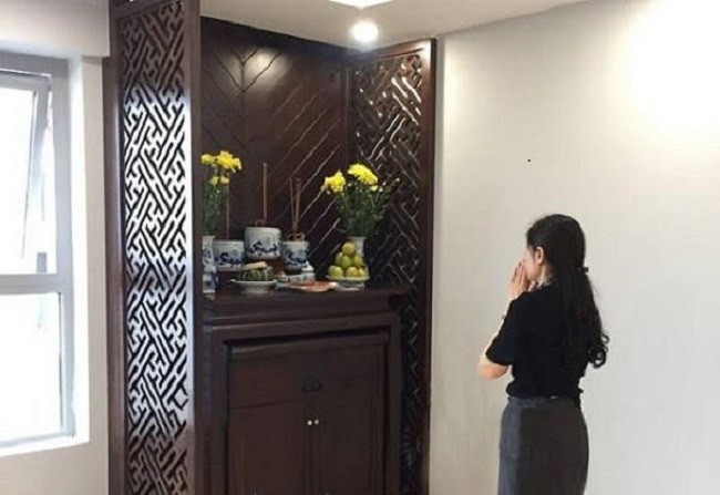 
Tránh việc chỉ chọn ngày hợp với gia chủ mà không xem ngày hợp với người đặt bàn thờ
