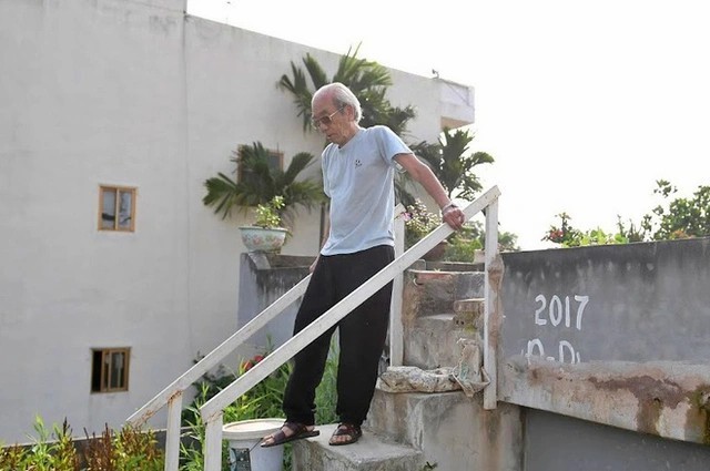 
Dù tuổi đã cao nhưng hàng ngày ông Tuấn vẫn leo lên leo xuống chiếc cầu thang này không dưới chục lần, đây cũng là cách ông dùng để tập thể dục mỗi ngày
