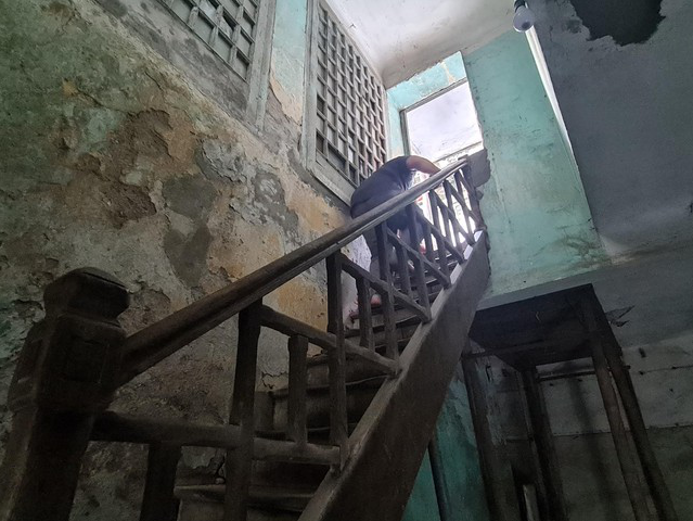 
Cầu thang ọp ẹp và phải chằng chống là lối đi duy nhất lên nhà của 13 hộ dân sinh sống tại biệt thự cũ 13 Phan Huy Chú. Ảnh: Trần Hoàng

