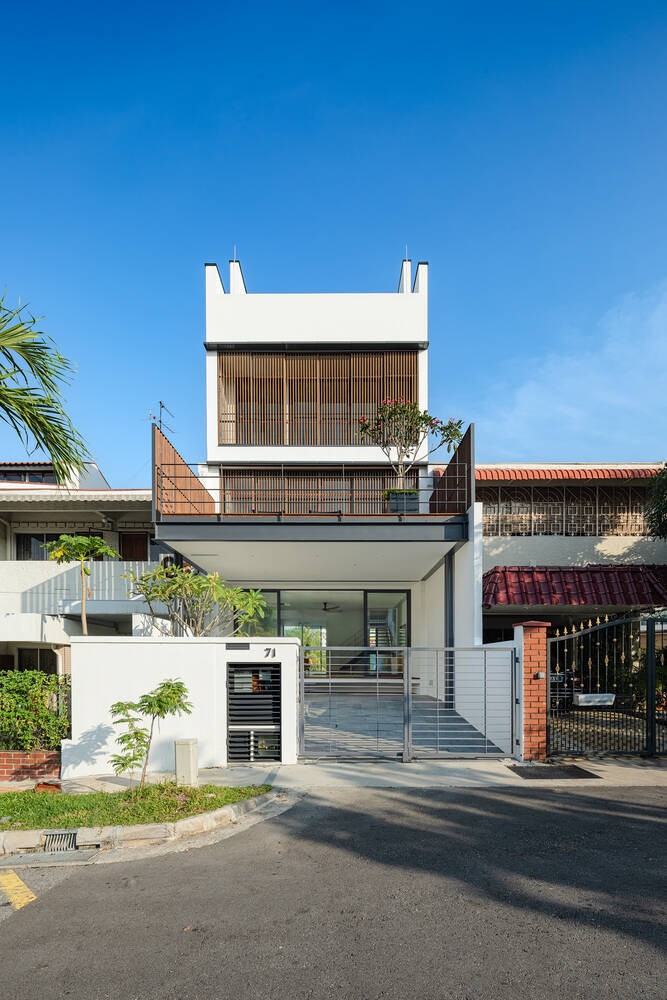 
Ngôi nhà được thiết kế với tông màu trắng sáng kết hợp thêm màu xám và nâu trên các vật liệu làm bằng kim loại
