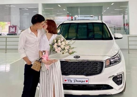 
Không lâu sau đó, vợ chồng Mạc Văn Khoa tiếp tục khiến cư dân mạng tròn mắt ngạc nhiên khi tậu xe mới có giá 1,5 tỷ đồng
