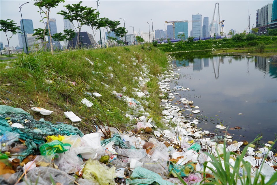 
Việc xả rác bừa bãi gây mất mỹ quan của một khu đô thị văn minh, lịch sự mà TP. Hồ Chí Minh đang xây dựng
