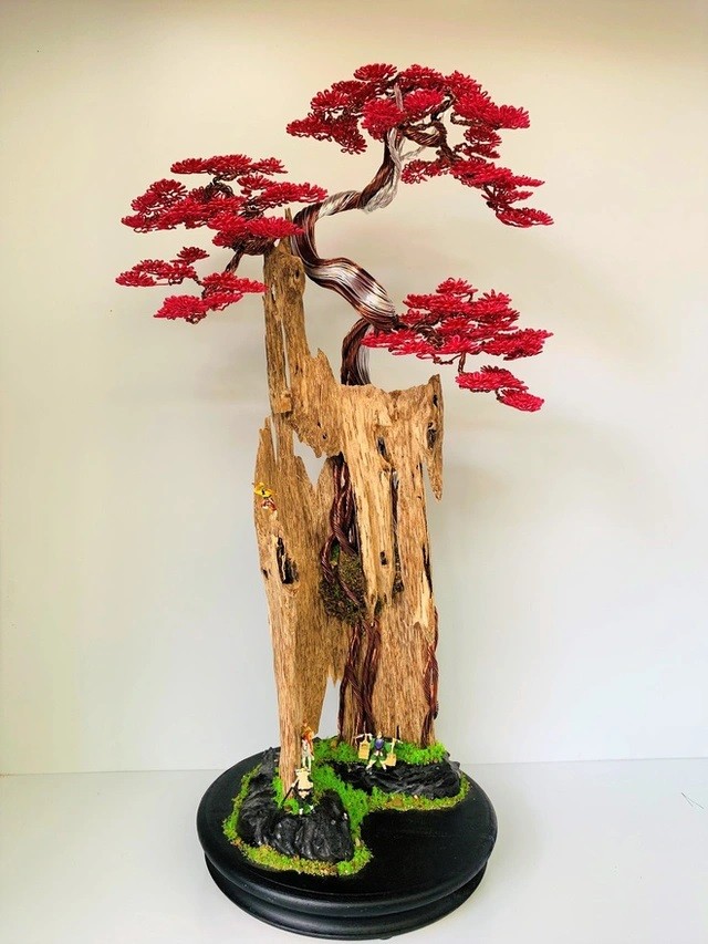 

Việc tạo ra một tác phẩm bonsai bằng dây kim loại trên phôi trầm không chỉ yêu cầu sự tỉ mỉ mà cần phải đáp ứng tính nghệ thuật, khả năng thẩm mỹ và trên hết vẫn là niềm đam mê
