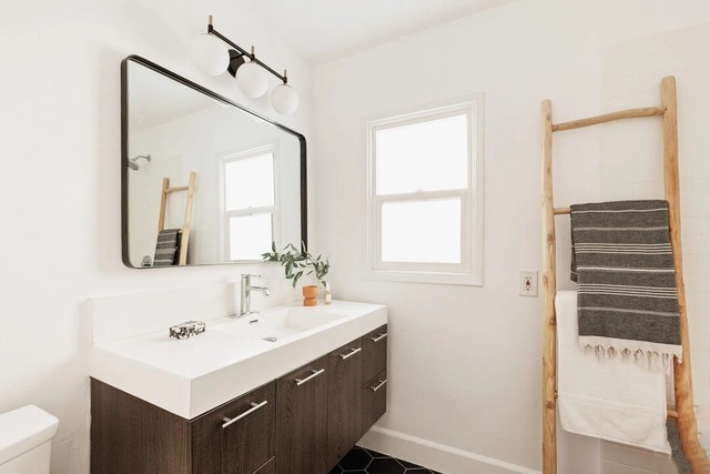 
Căn phòng tắm được gia chủ bố trí ít đồ nội thất, giúp nó có cảm giác rộng rãi hơn
