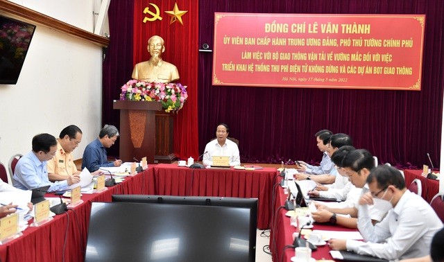 
Toàn cảnh buổi làm việc giữa Phó Thủ tướng Lê Văn Thành và Bộ Giao thông Vận tải.
