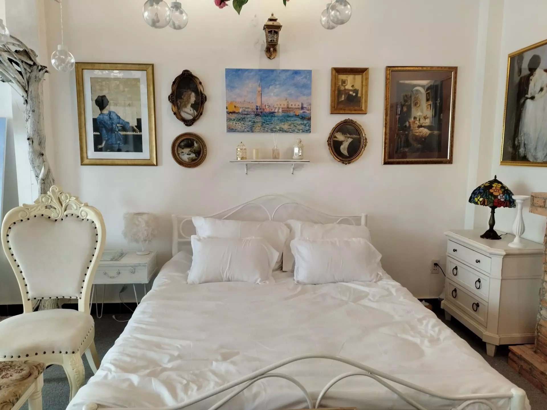 
Chiếc giường sắt theo phong cách cổ điển cực kỳ xinh xắn anh đã mua lại với giá 1,2 triệu đồng
