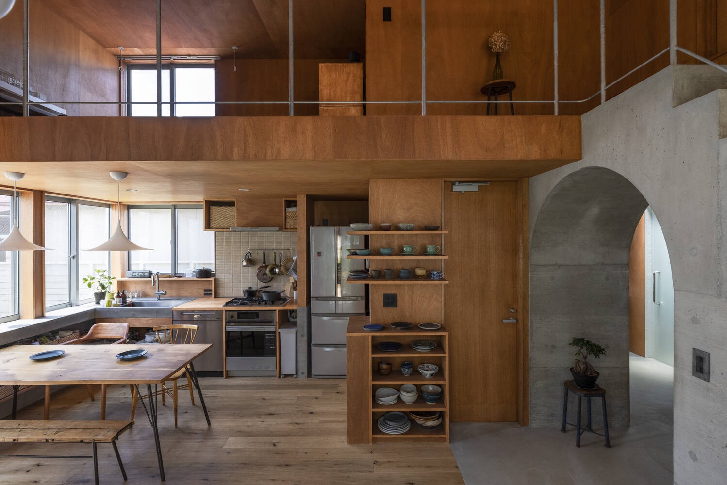 
Phần tủ bếp ở phía trên cao đều được giản lược, giúp cho không gian nấu ăn trong House in Akishima trở nên thông thoáng và tiện dụng hơn
