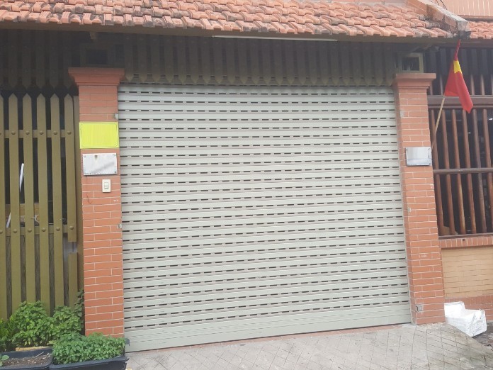 
Cửa cuốn nhôm khe thoáng Eurowindow EASD 45 ổn định và bền hơn so với những loại cửa cuốn khe khác
