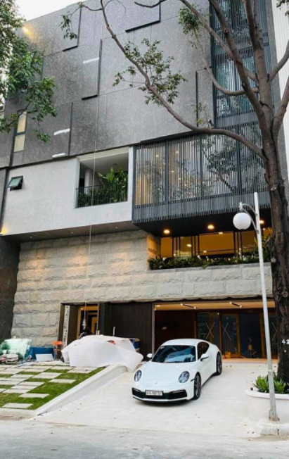 
Mặt tiền căn biệt thự của vợ chồng Đàm Thu Trang có tông màu xám đen vô cùng ấn tượng, trông từ xa như một khách sạn sang trọng
