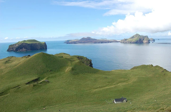 
Đến khoảng những năm 1950, Hiệp hội Thợ săn Elliðaey đã quyết định xây dựng một ngôi nhà trên đảo để làm nơi sinh hoạt
