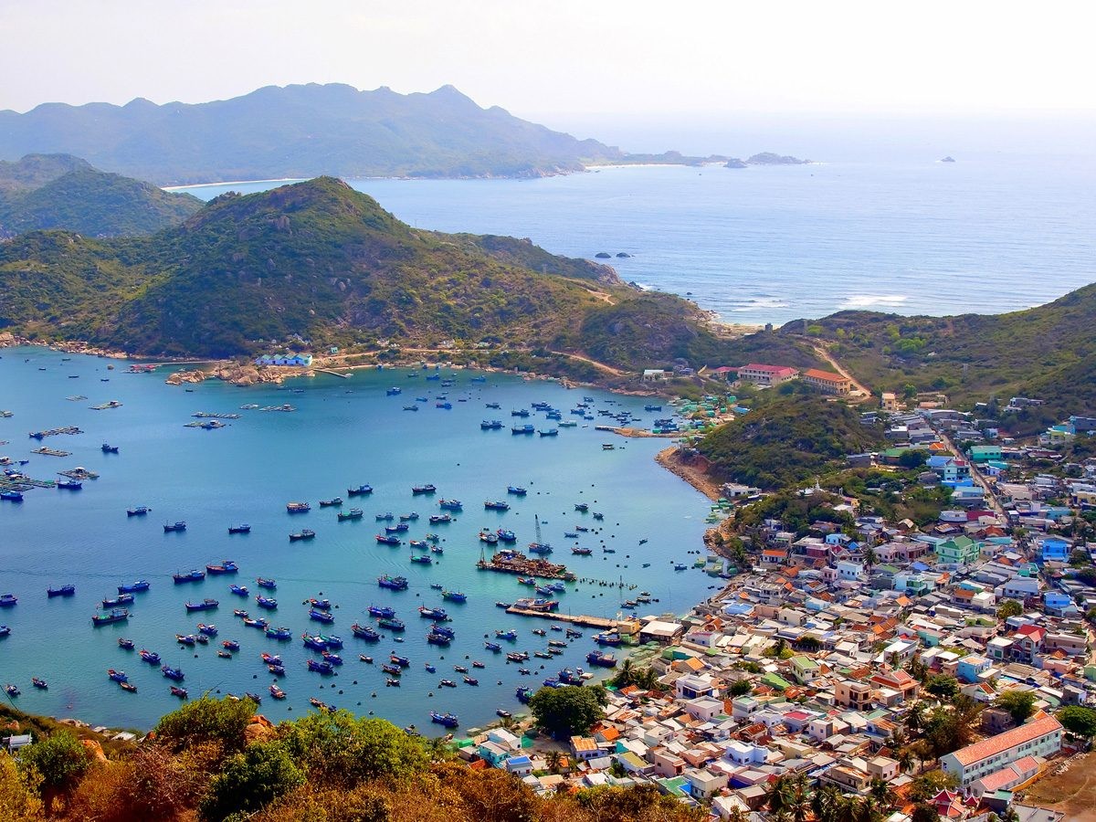 
Vịnh Cam Ranh được đánh giá là vịnh tự nhiên tốt nhất Đông Nam Á, tại đây hội tụ những điều kiện tự nhiên cảnh quan rất thuận lợi cho phát triển dịch vụ cảng biển và du lịch.
