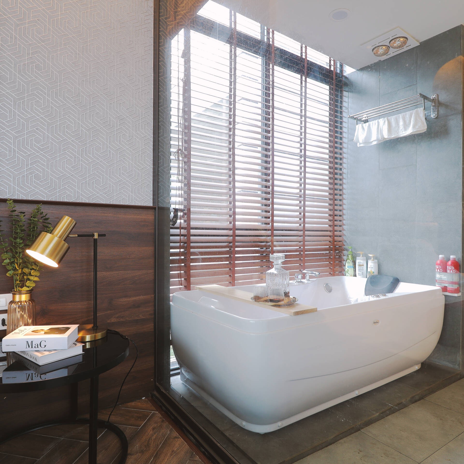 
Phòng tắm nằm ngay trong phòng ngủ, được ngăn cách nhau bởi tường kính, giúp mở rộng không gian, tạo sự khác biệt với các khu vực khác
