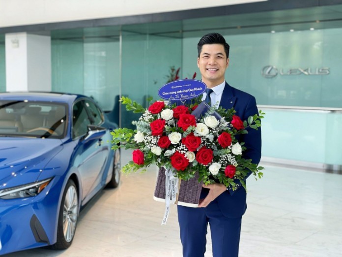 Nhân viên Tư vấn bán hàng của Lexus Thăng Long sẽ tận tay gửi tặng khách hàng lẵng hoa tươi bằng sự trân trọng nhất vào dịp sinh nhật Khách hàng