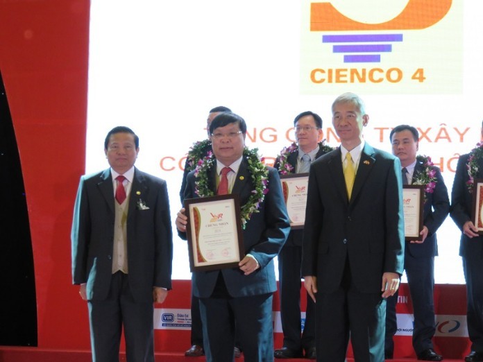 
CIENCO4 trong buổi trao giải đứng “Top 500 doanh nghiệp tăng trưởng nhanh nhất Việt Nam” năm 2015
