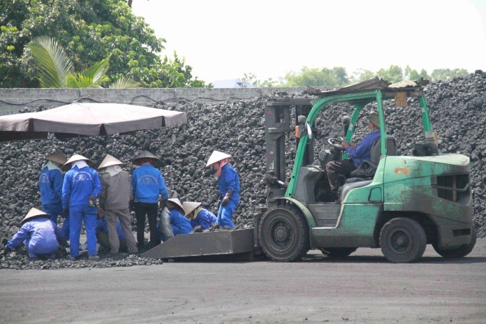 
Công nhân đang thực hiện quá trình luyện kim
